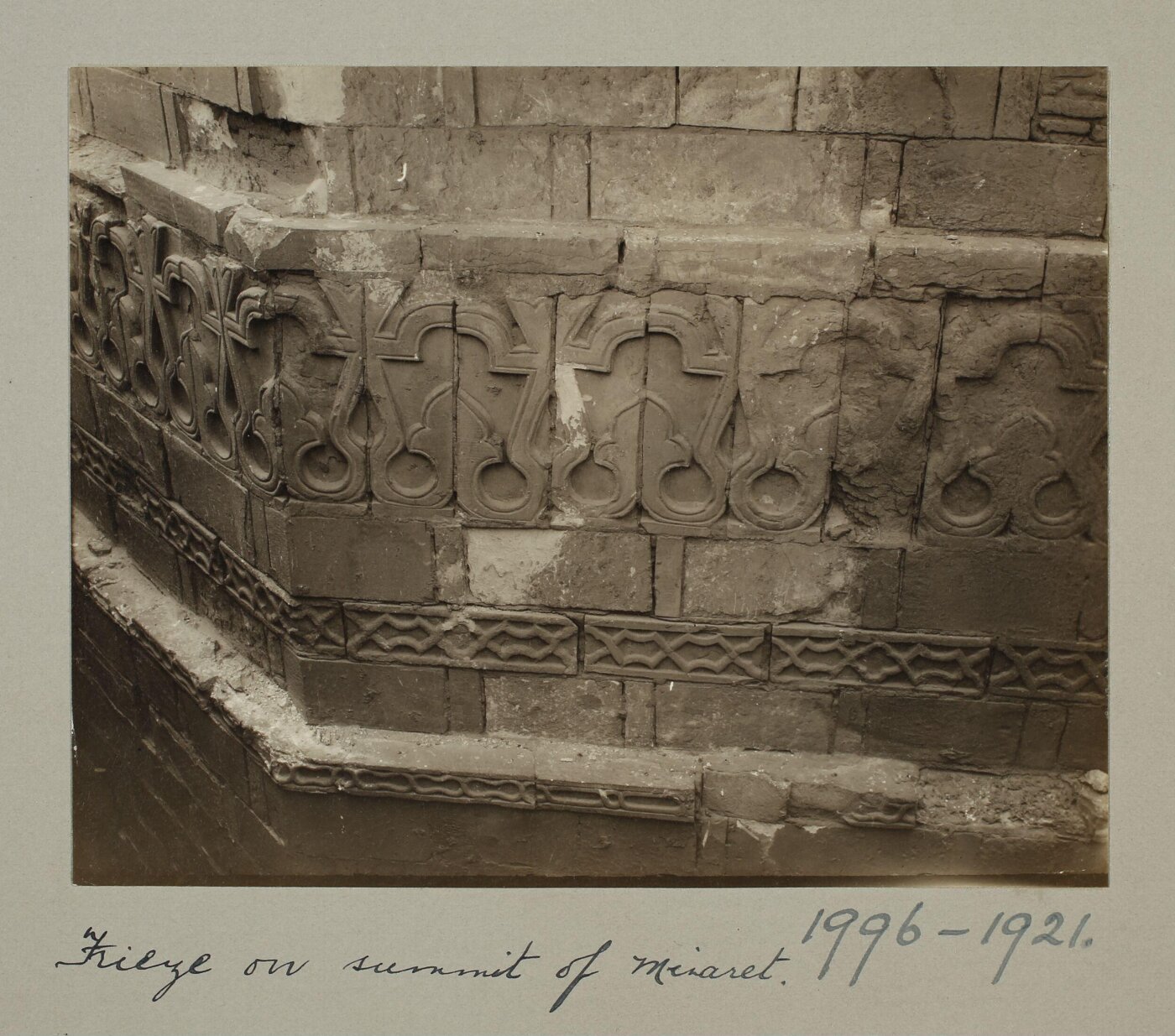 K.A.C. Creswell, Fireze on summit of minaret of al-Hakim mosque, Cairo
