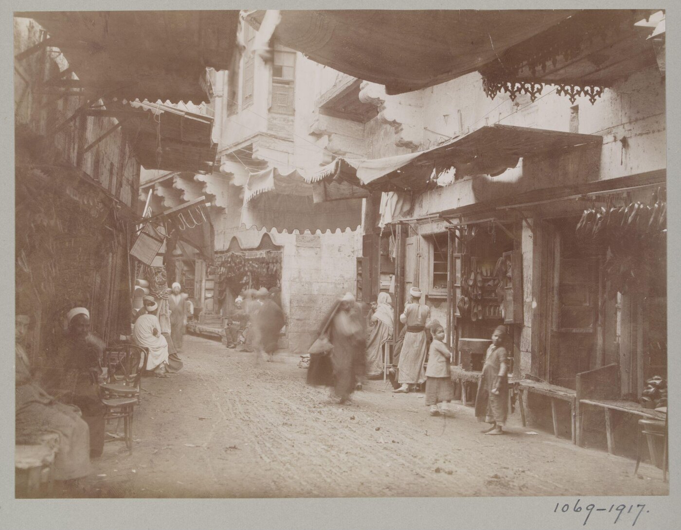 unknown, A street with shops selling shoes, Cairo