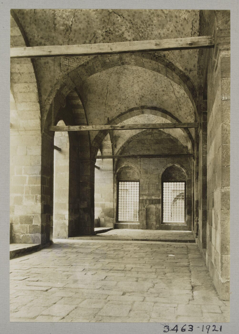 K.A.C. Creswell, Cloister side in the mosque of Sinan Pasha, Cairo