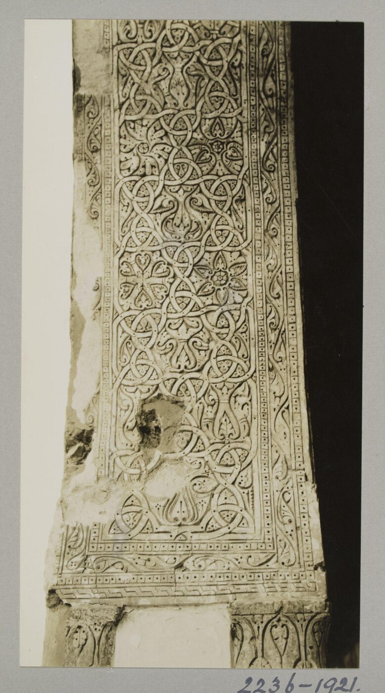 K.A.C. Creswell, Stucco ornament on arch soffit on the south side of the courtyard of the mosque of Ahmad ibn Tulun, Cairo
