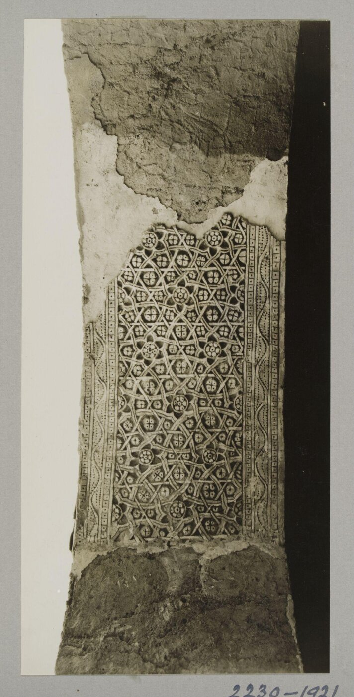 K.A.C. Creswell, Stucco ornament on arch soffit on the south side of the courtyard of the mosque of Ahmad ibn Tulun, Cairo