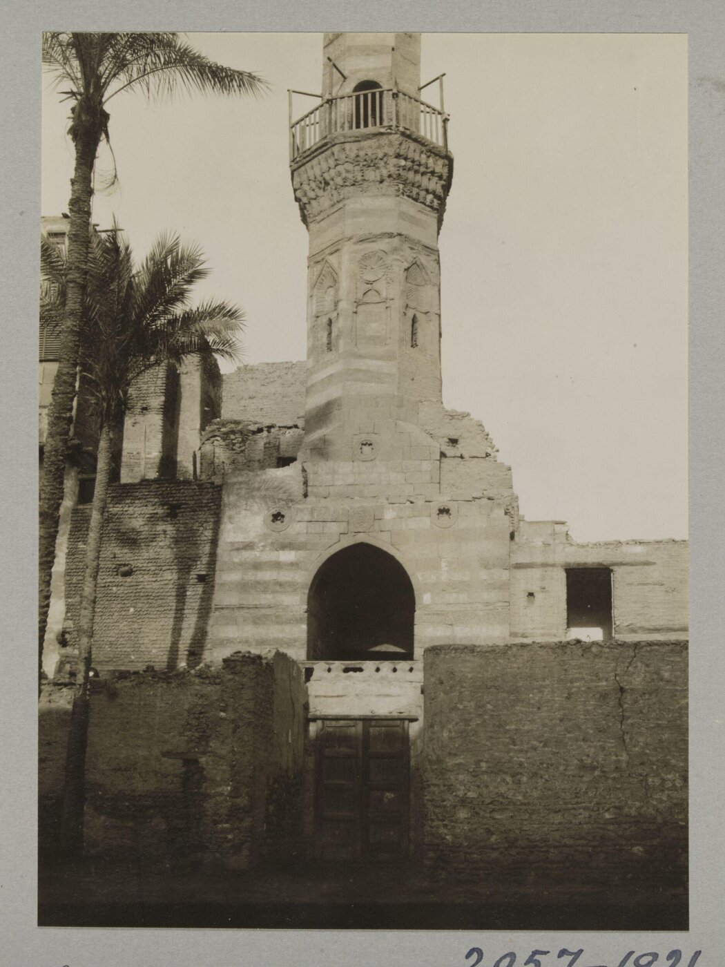 K.A.C. Creswell, Entrance and minaret from courtyard in the mosque of Fatimid wazir Amir al-Salih Tala'i‘, Cairo