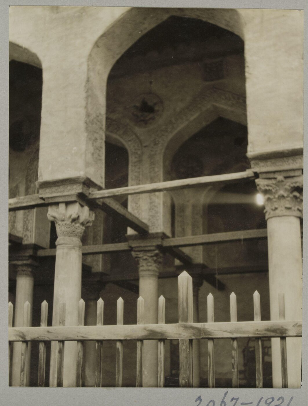 K.A.C. Creswell, Arcade of sanctuary in the mosque of Fatimid wazir Amir al-Salih Tala'i‘, Cairo