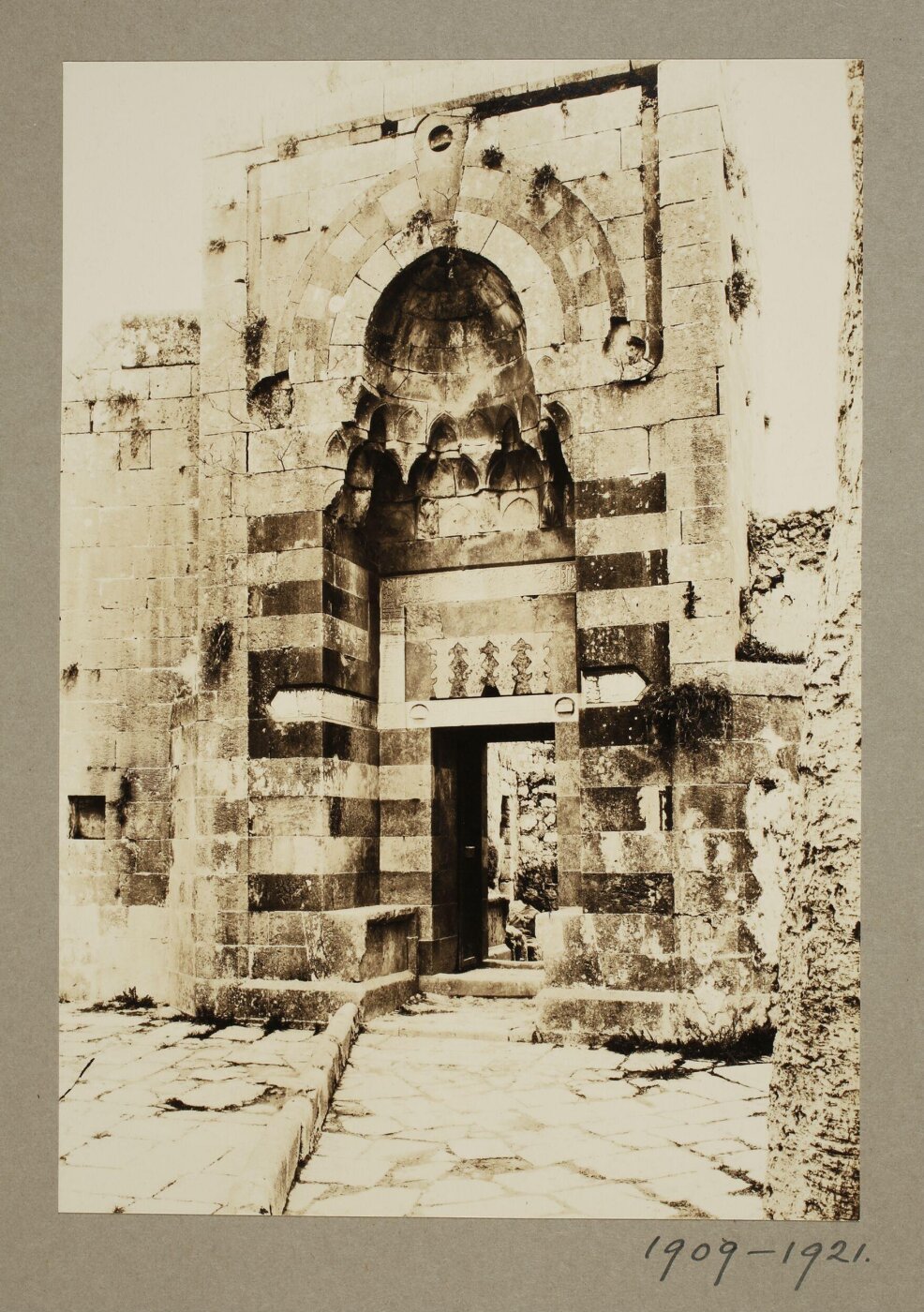 K.A.C. Creswell, Entrance Portal of Shaykh Ali al-Bakka‘ Mosque from the inside, Hebron