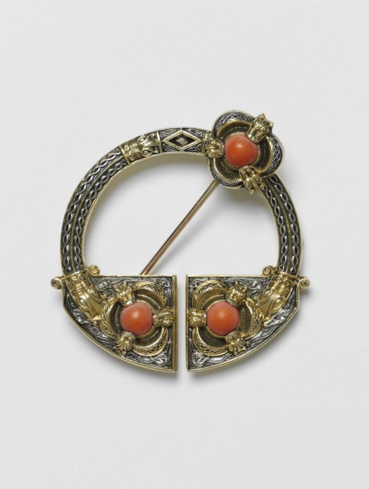 Brooch top image