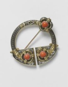 Brooch thumbnail 1