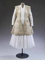 میوزیم کے کھلے ذخیرے سے «Mughal Hunting Coat» کی تصویر