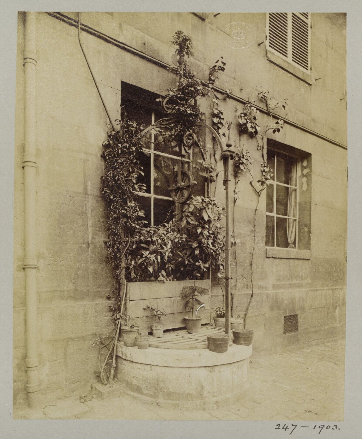 Atget, Jean-Eugène-Auguste, Well head and pulley, Institut