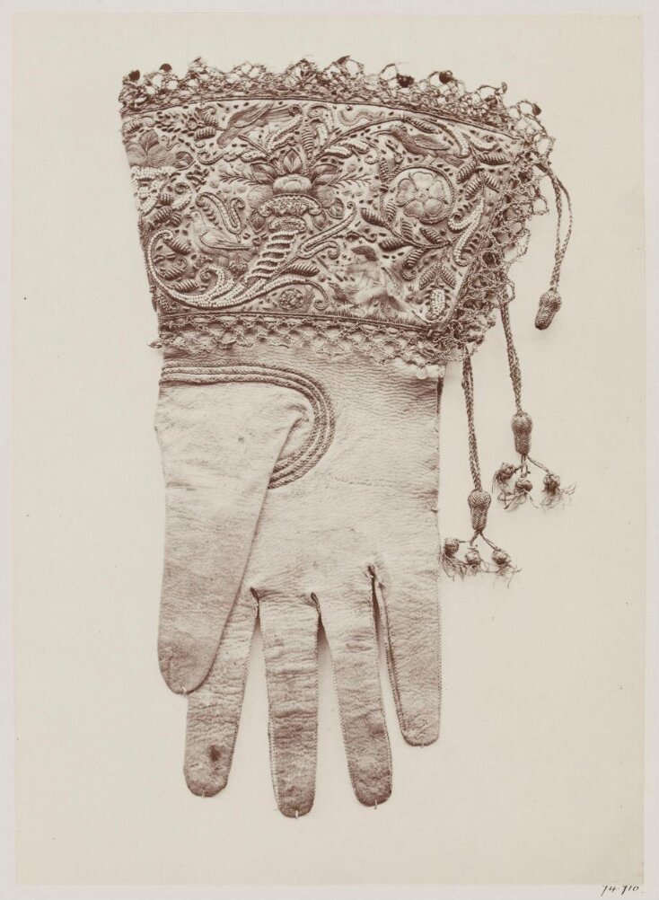 Pair of Gloves, embroidered on the back.  Spanish (?) End of 16th century top image