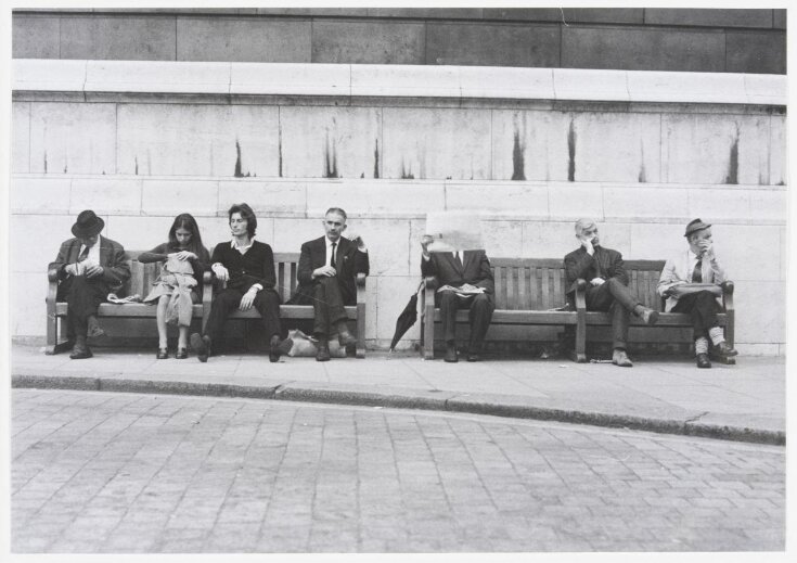 29 Pictures within 5 minutes London, 14-October-1970, 17:00 - 17:05, in front of the Victoria and Albert Museum, 1970  top image