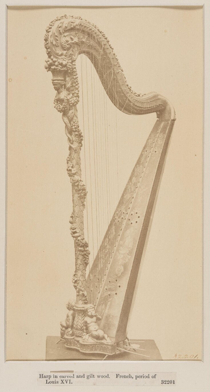French harp in carved and gilt wood top image