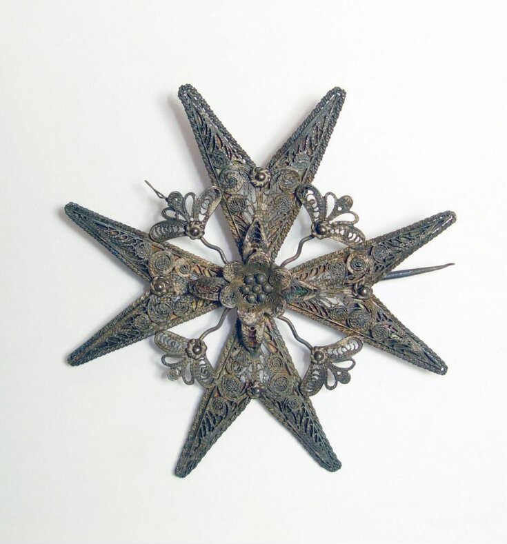 Brooch top image