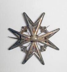 Brooch thumbnail 1