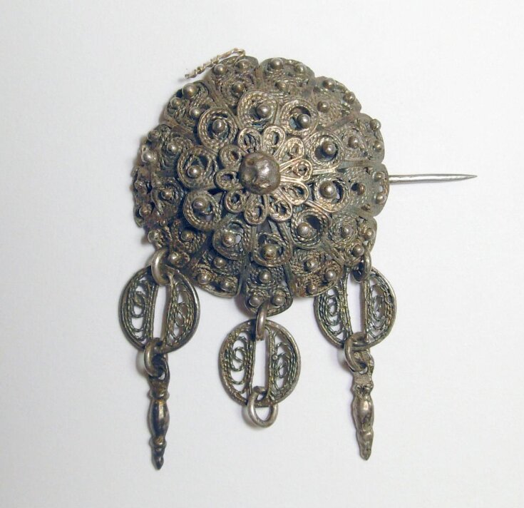 Brooch top image