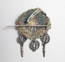 Brooch thumbnail 1