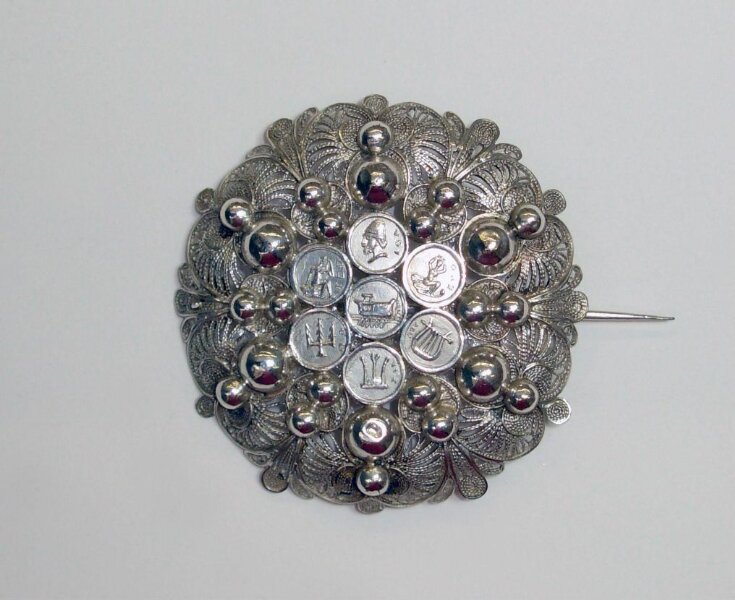 Brooch top image