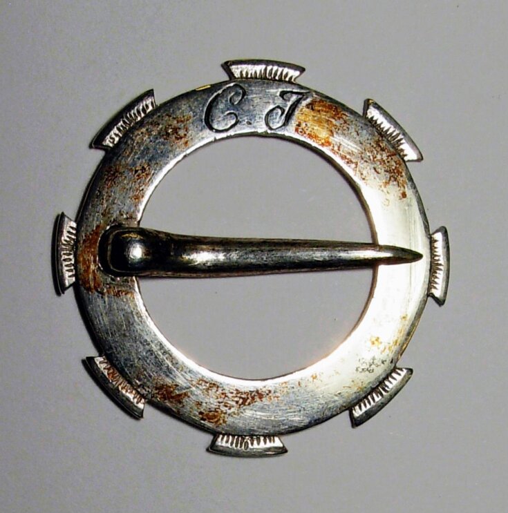 Ring Brooch top image