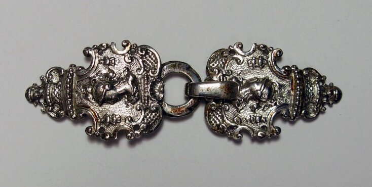 Clasp top image