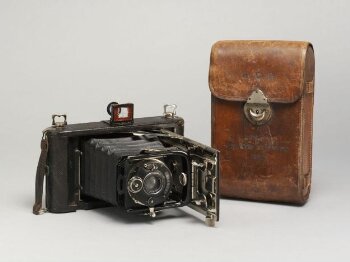 Folding camera used by Herbert Ponting