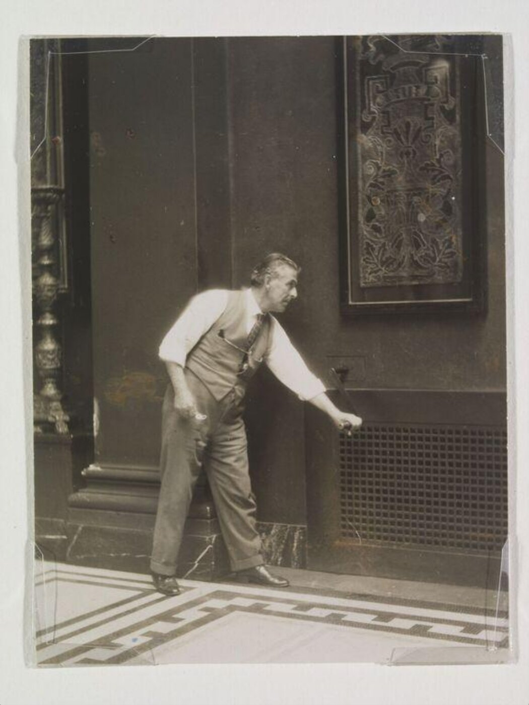 Hoppé, Emil Otto, Blind Winder, Victoria & Albert Museum
