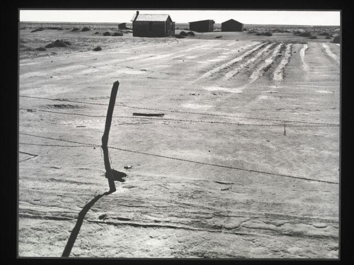 Dorothea Lange, Abandoned farm in the Dust Bowl. Coldwater District, near Dalhart, Texas