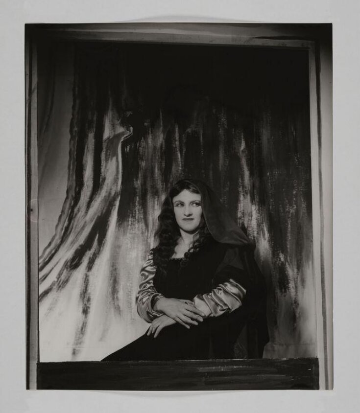 Photograph by Houston Rogers, portrait of Hermione Gingold as the 'Mona Lisa', 1940 top image