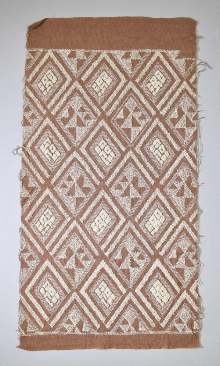 Machine embroidered textile