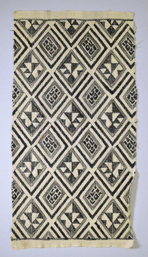 Machine embroidered textile