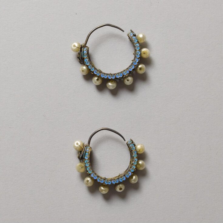 Earring top image