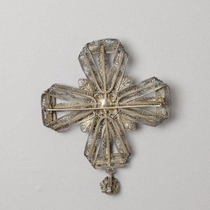 Brooch top image