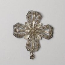 Brooch thumbnail 1