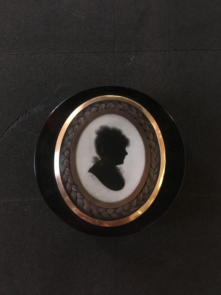 Silhouette portrait of an unknown lady set in the lid of a tortoise-shell snuff box top image