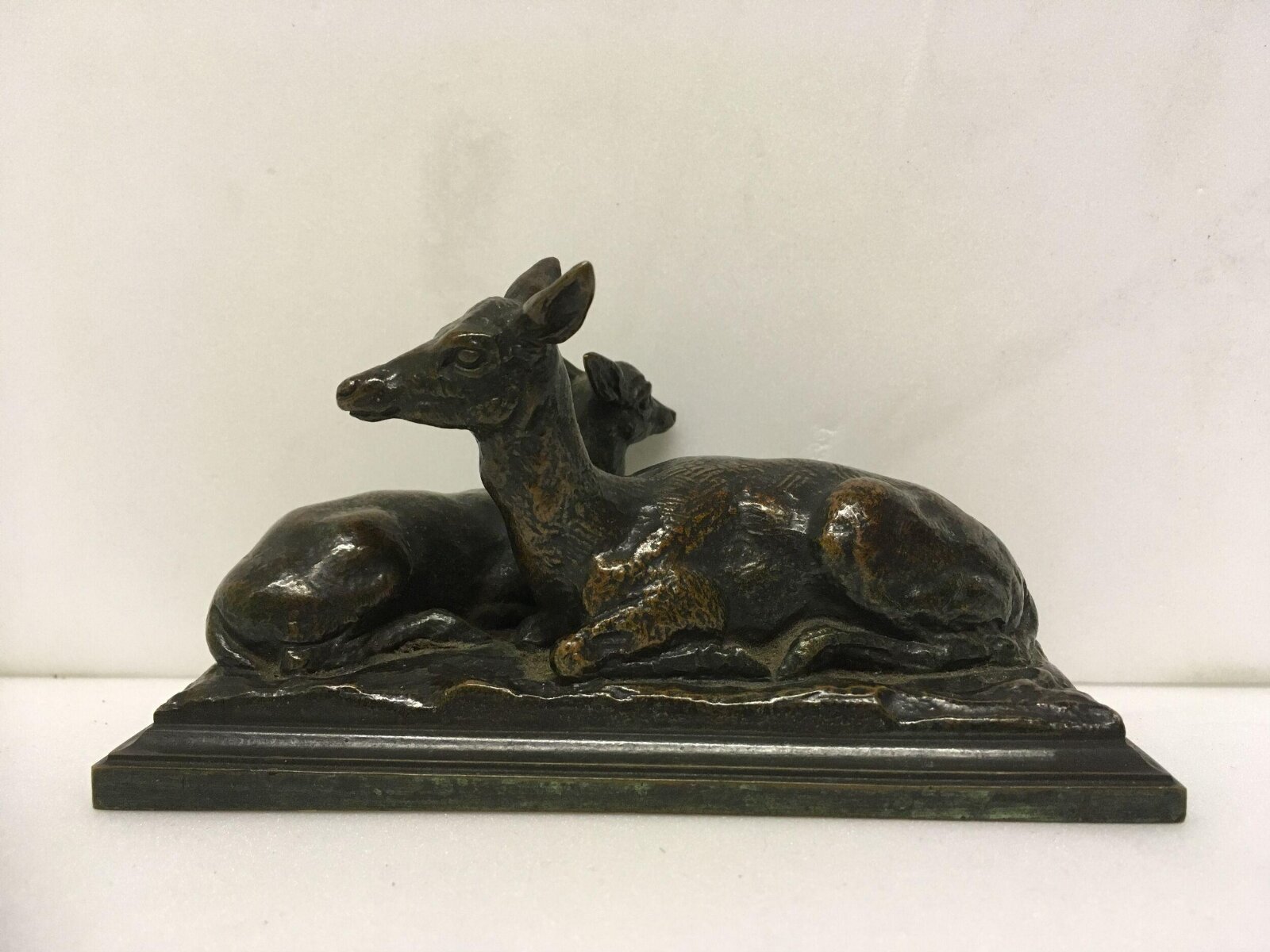 Doe and Fawn lying down, Ferdinand Barbedienne, 1890