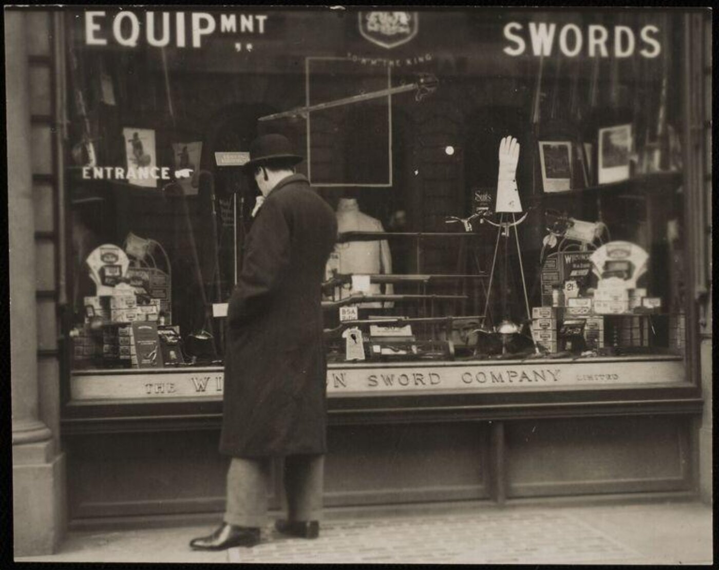Hoppé, Emil Otto, Window shopping