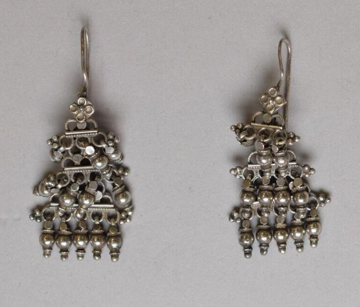 Earring top image