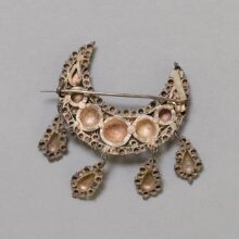 Brooch thumbnail 1