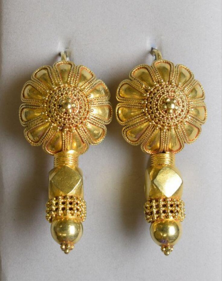 Earring top image