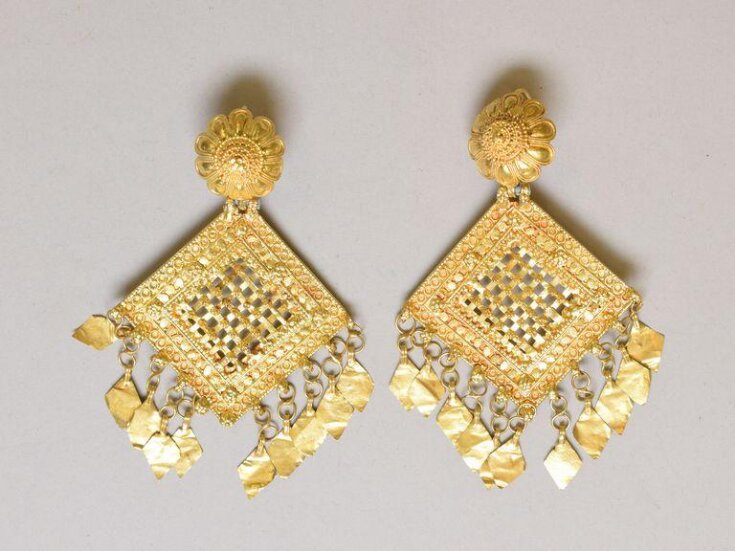 Earring top image