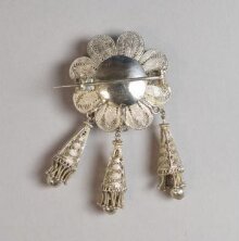 Brooch thumbnail 1