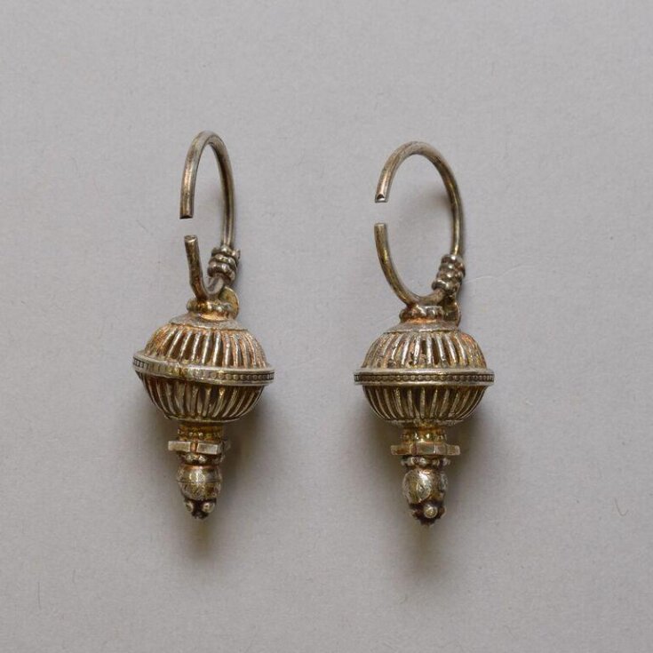 Earring top image