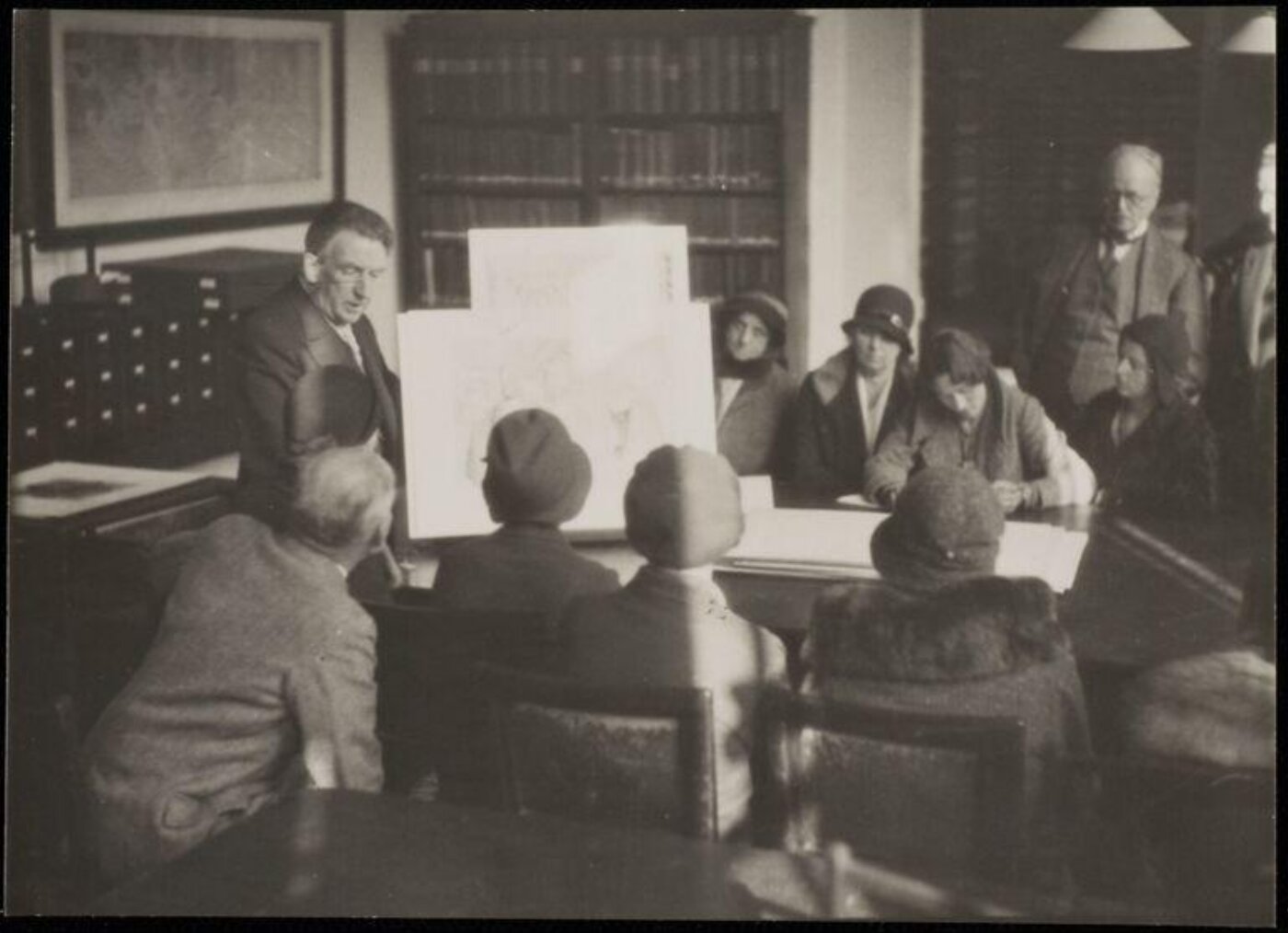 Hoppé, Emil Otto, Lecture, Victoria & Albert Museum