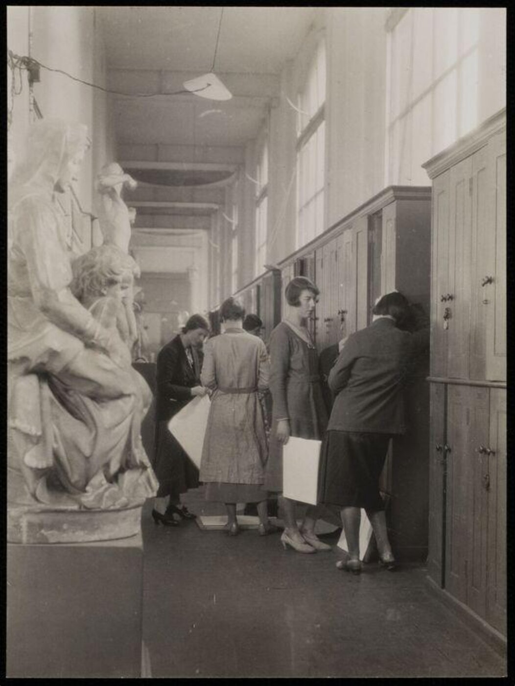 Hoppé, Emil Otto, Taking work out of lockers, Royal College of Art