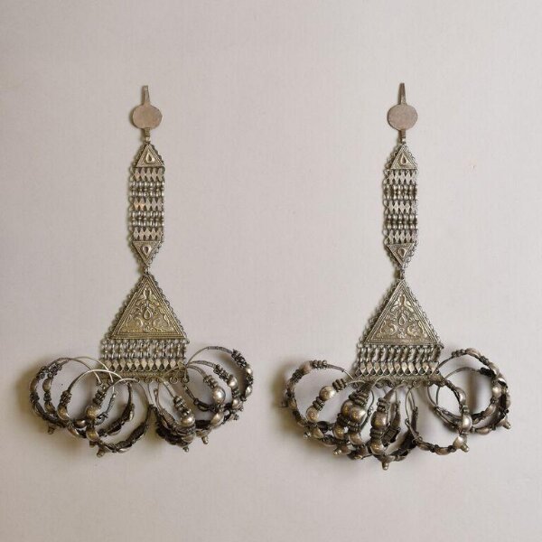 Pearl V Earring main image 1