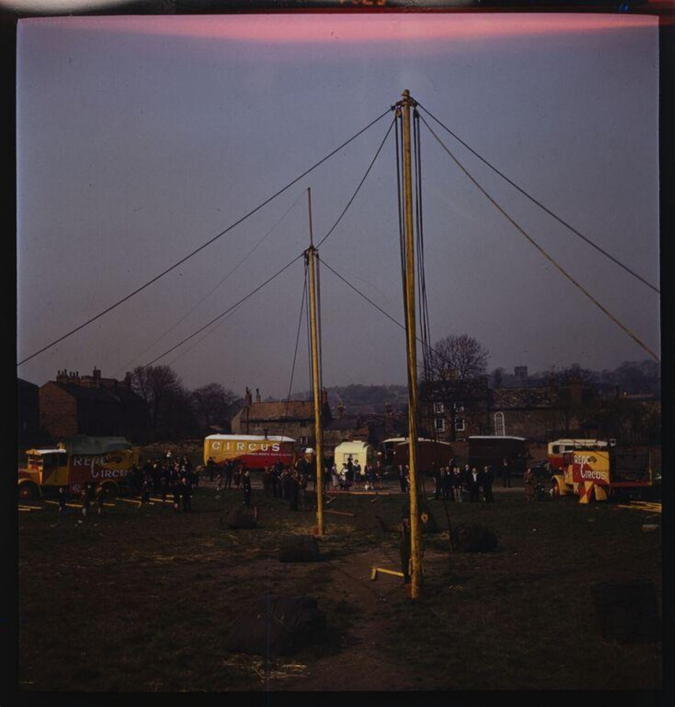 Hinde, John Wilfrid, Erecting the big top
