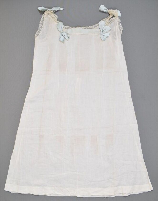 Chemise (ca. 1909) by Prescott & White