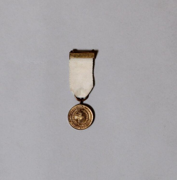Miniature British Red Cross Society Medal, presented to Mrs Gabrielle Enthoven top image