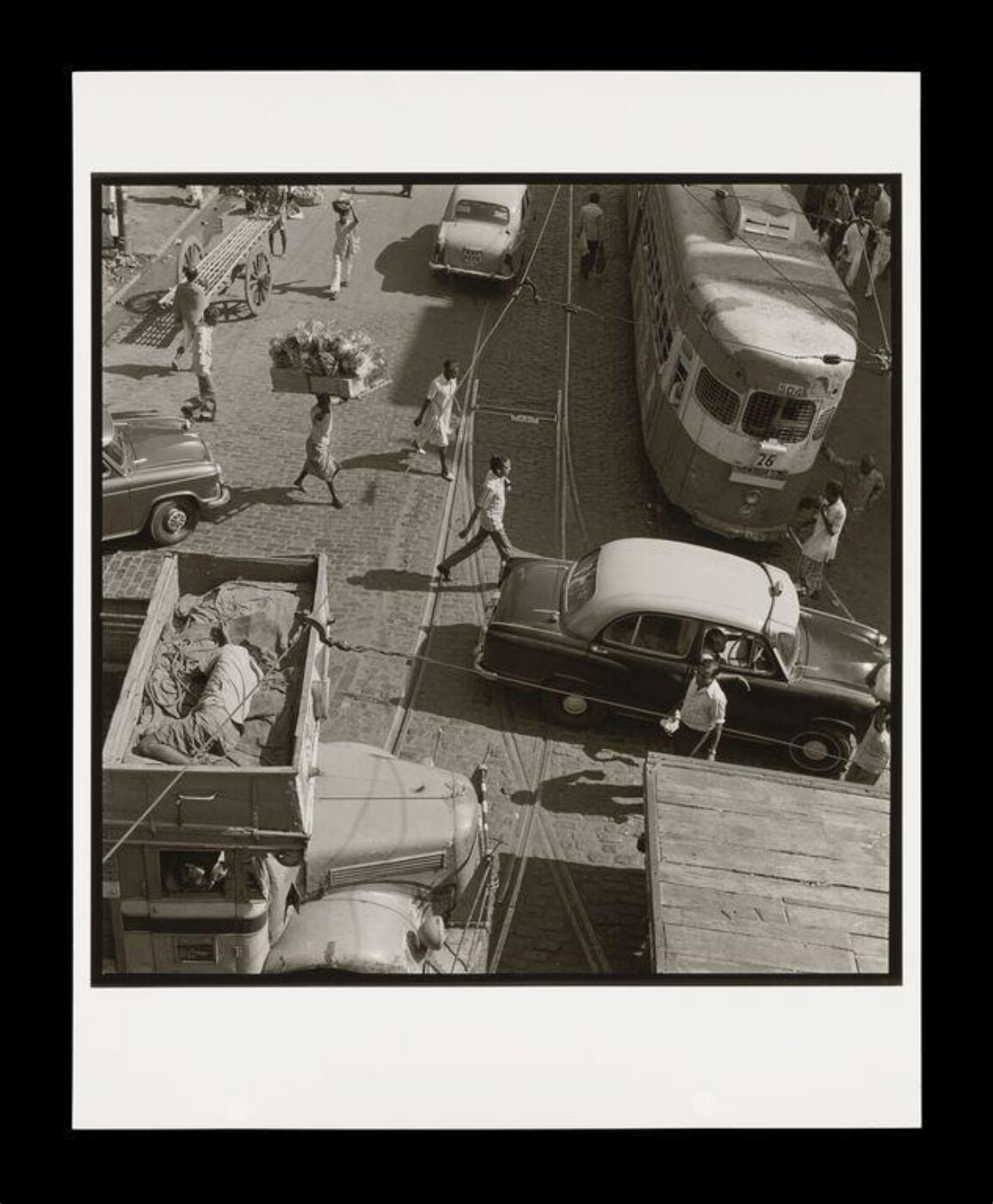Rosalind Fox Solomon, Traffic, Calcutta