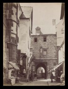 Mont St. Michel: La Porte du Roi, la Cour du Guet thumbnail 1