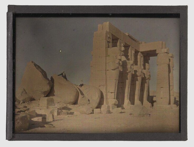 Else Paneth and guide with Egyptian monuments