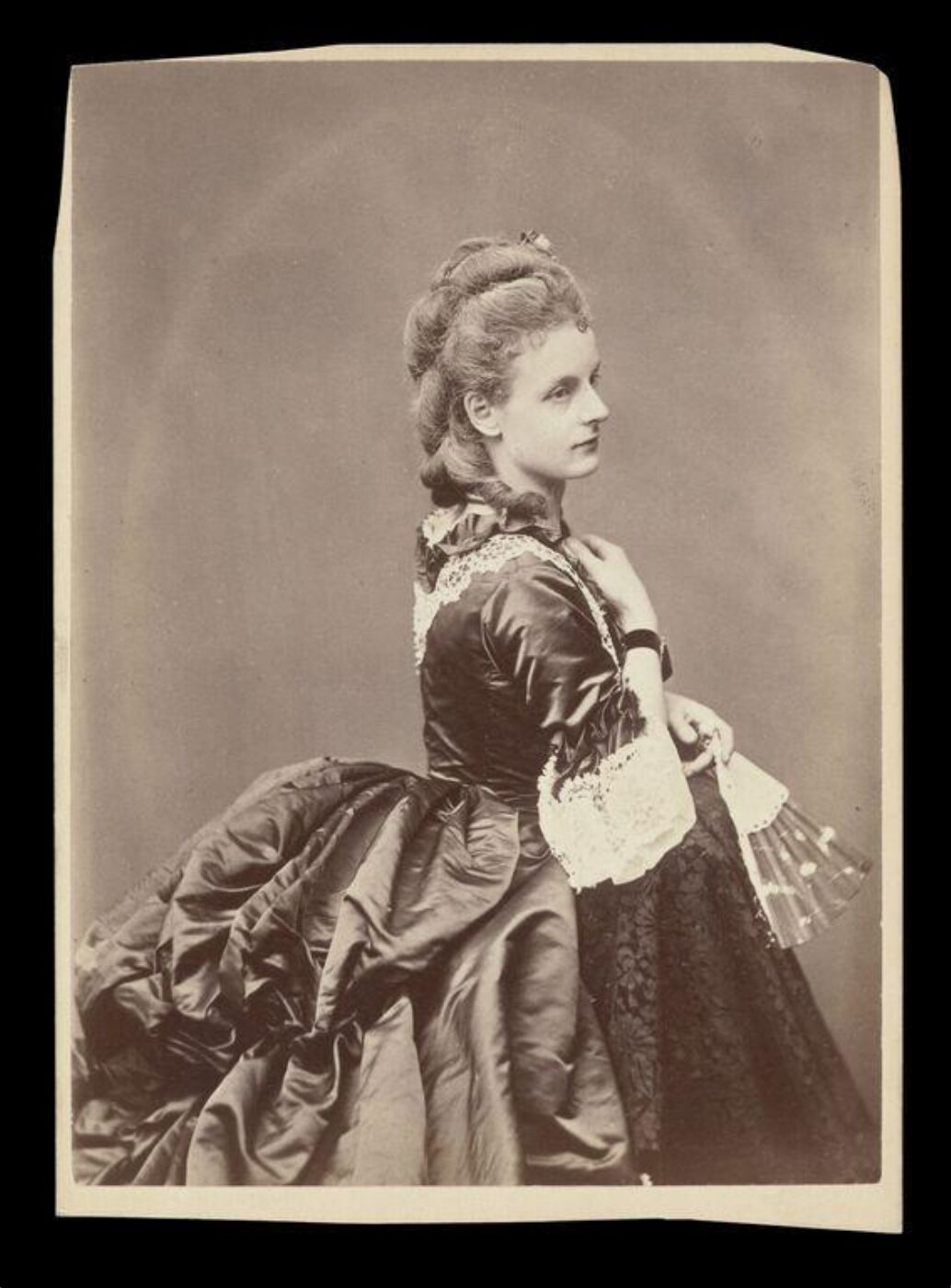 Elliott & Fry, Portrait of an unknown woman with fan